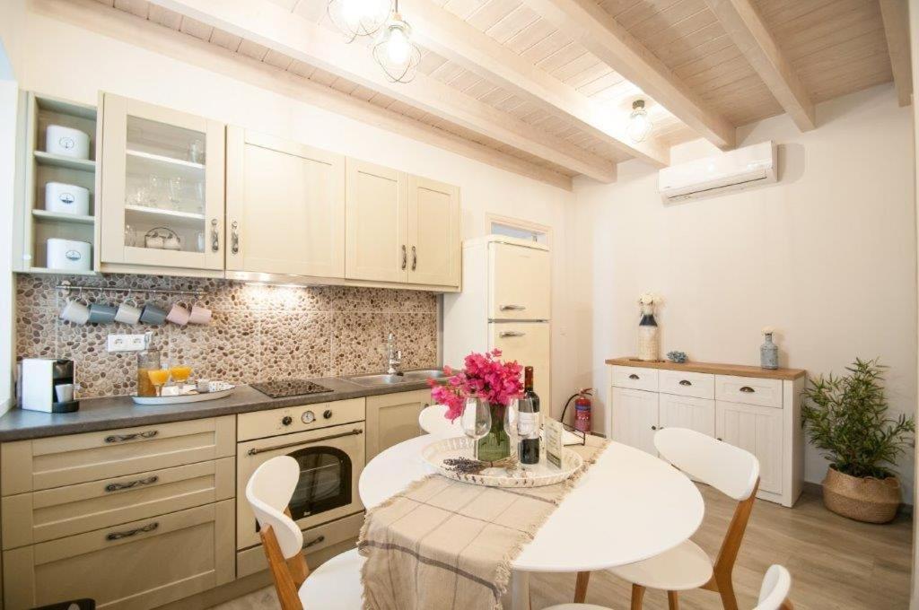 Luca'S Houses Chalki Town 외부 사진