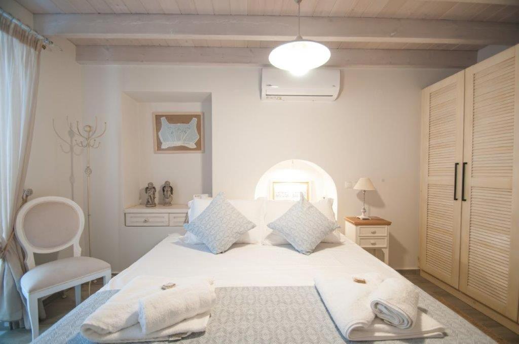 Luca'S Houses Chalki Town 외부 사진